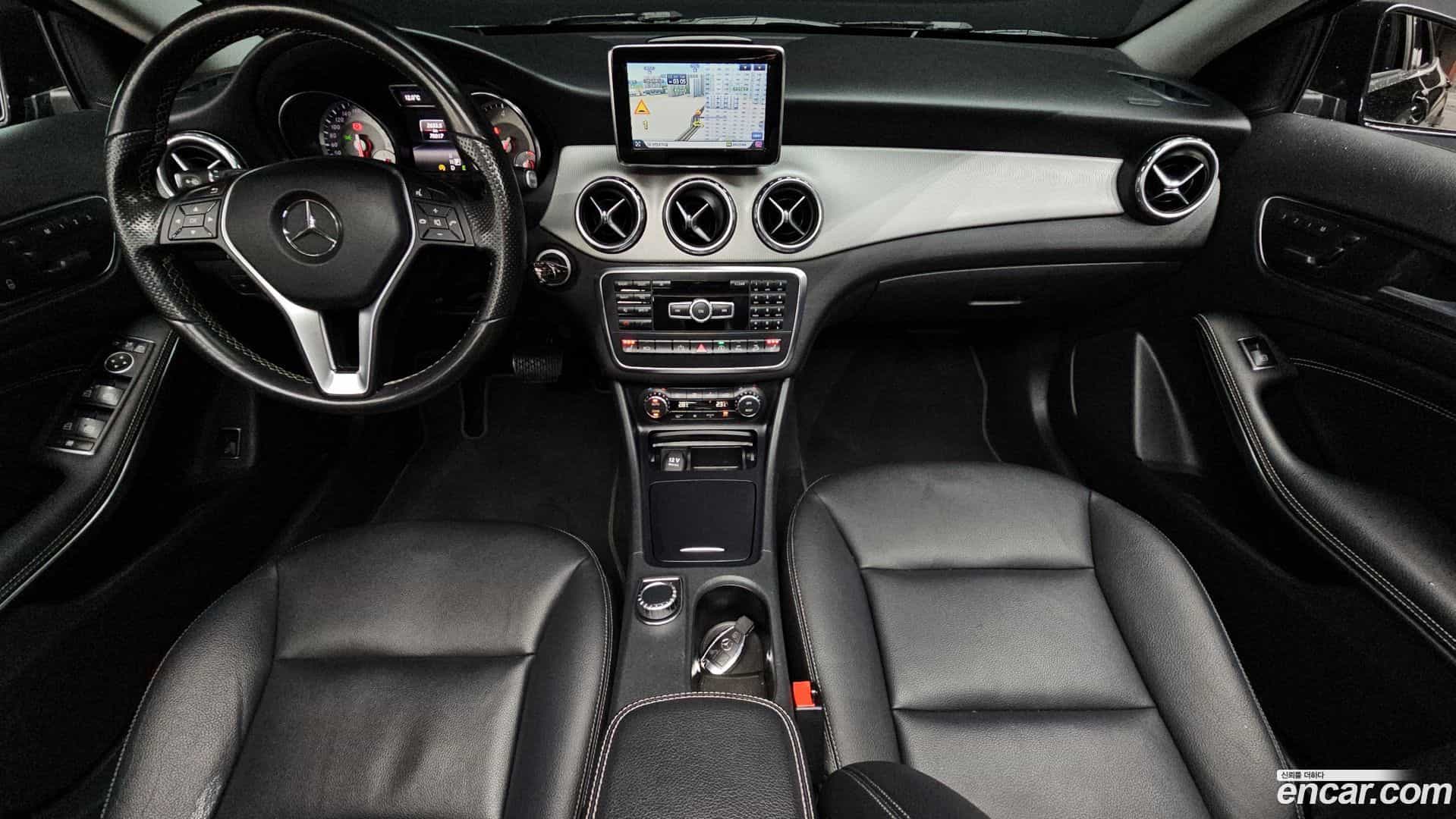 GLA-Class Mercedes-Benz 2015.7-INNER-007