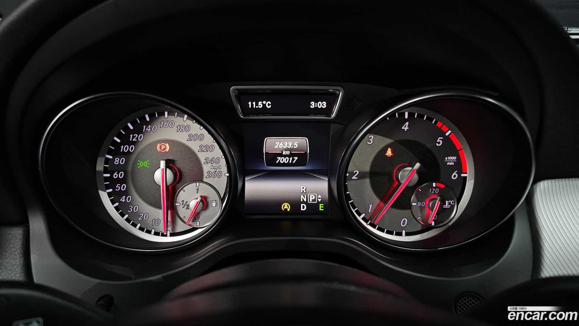 GLA-Class Mercedes-Benz 2015.7-INNER-008