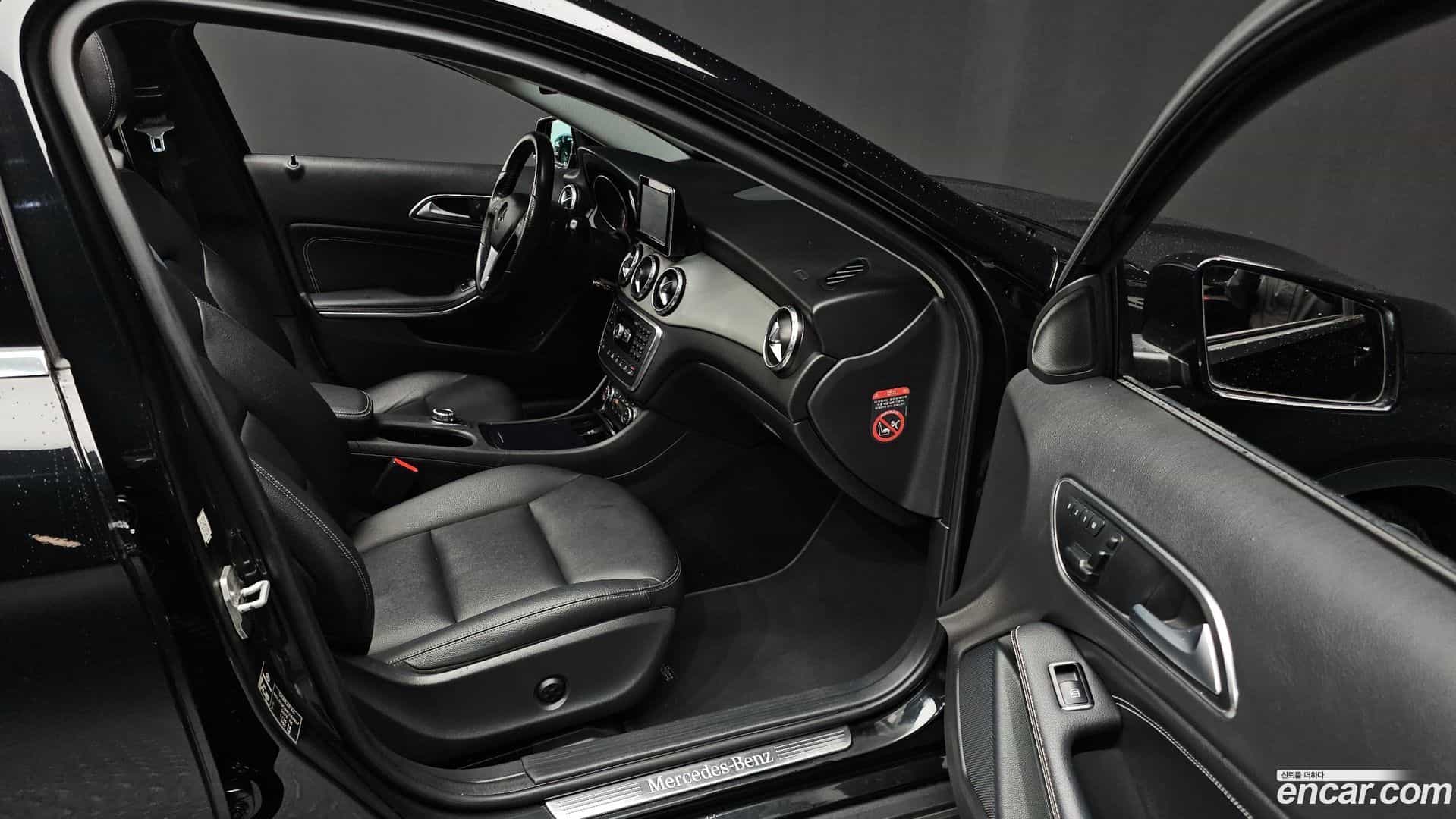 GLA-Class Mercedes-Benz 2015.7-INNER-010