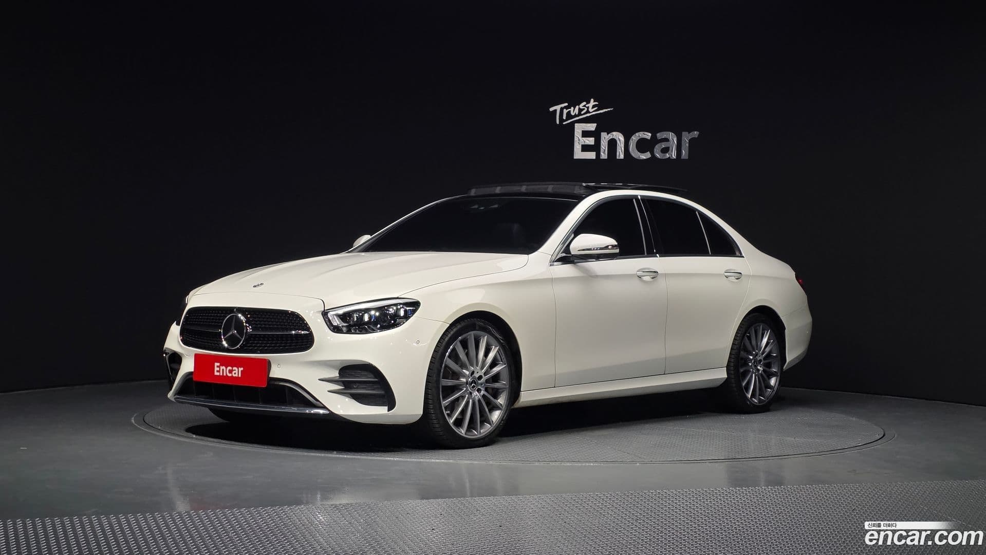 Main__Slider__Photo:E-Class Mercedes-Benz 2022.2-0