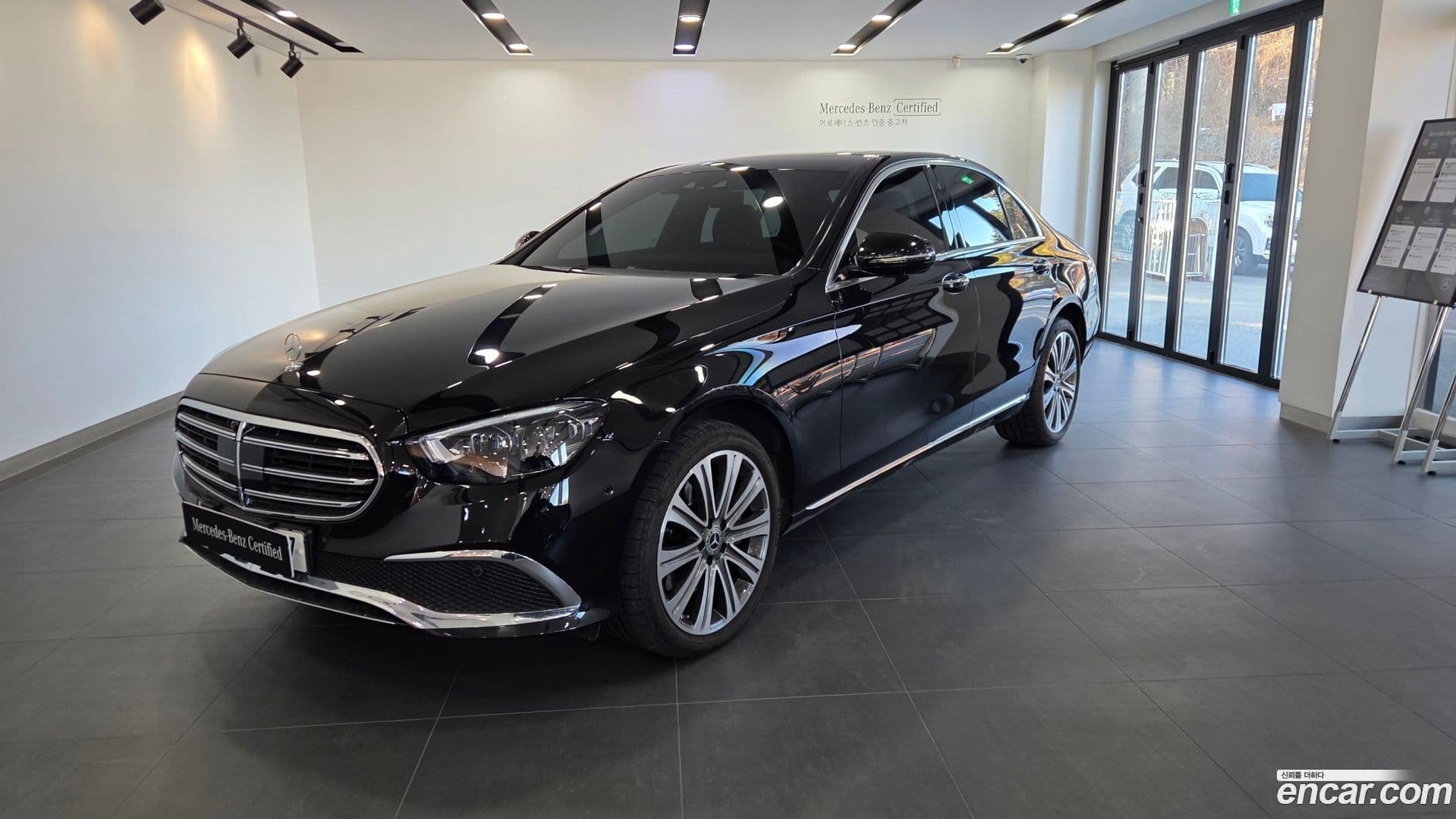 Main__Slider__Photo:E-Class Mercedes-Benz 2023.0-0
