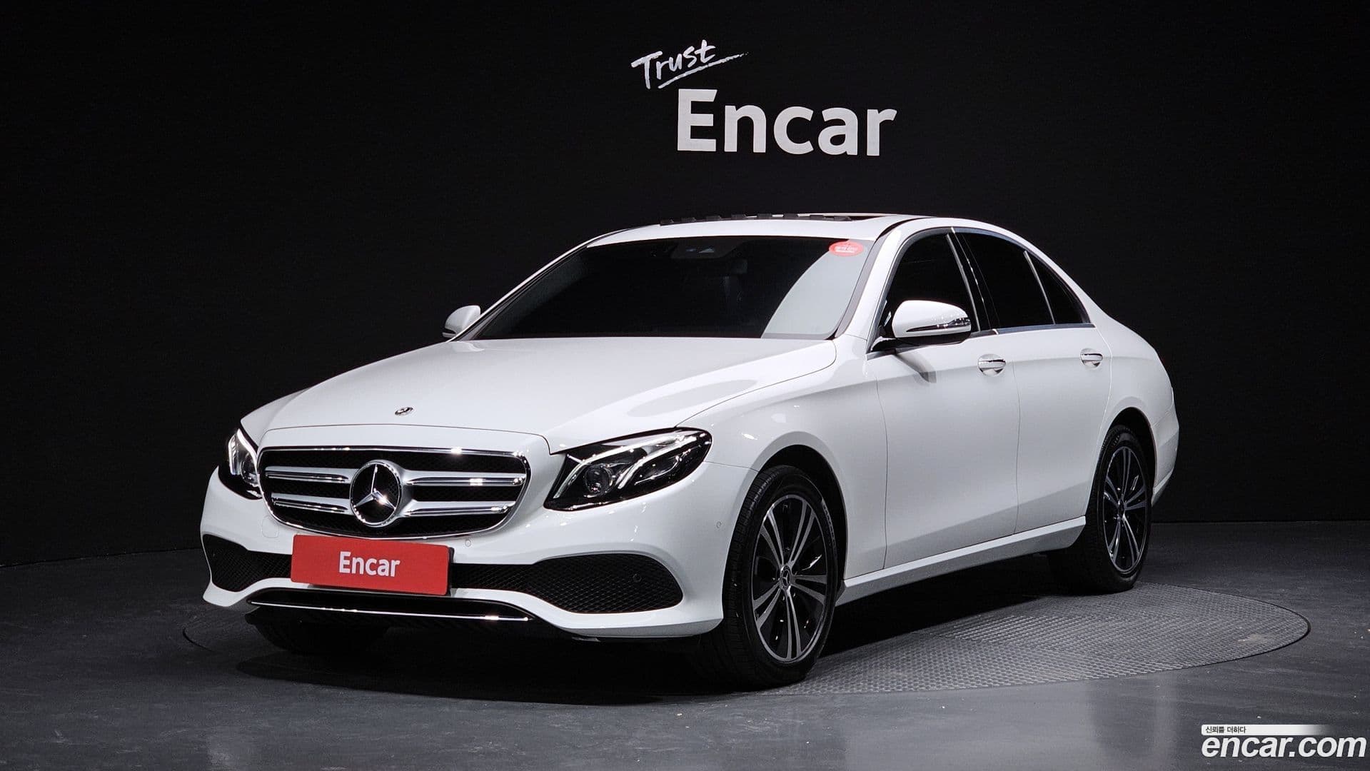 Main__Slider__Photo:E-Class Mercedes-Benz 2020.6-0