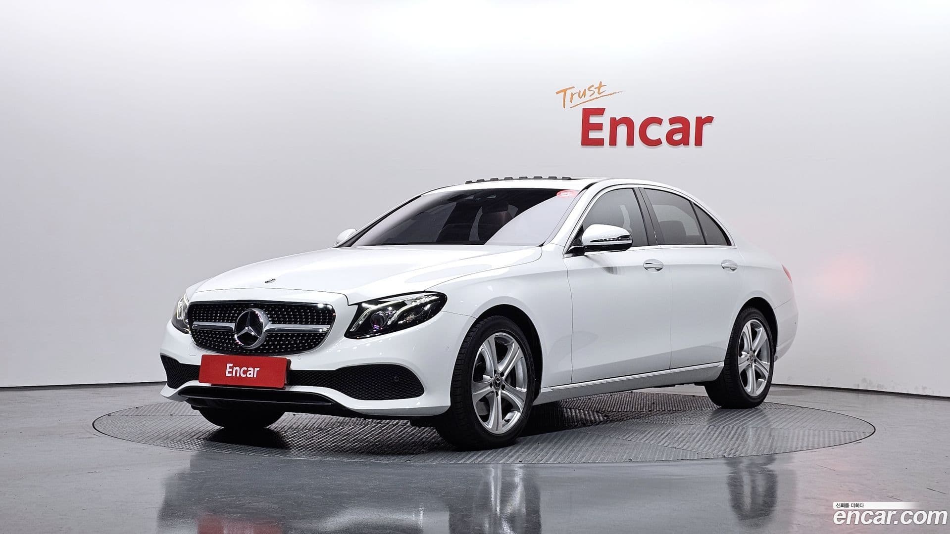 Main__Slider__Photo:E-Class Mercedes-Benz 2018.3-0