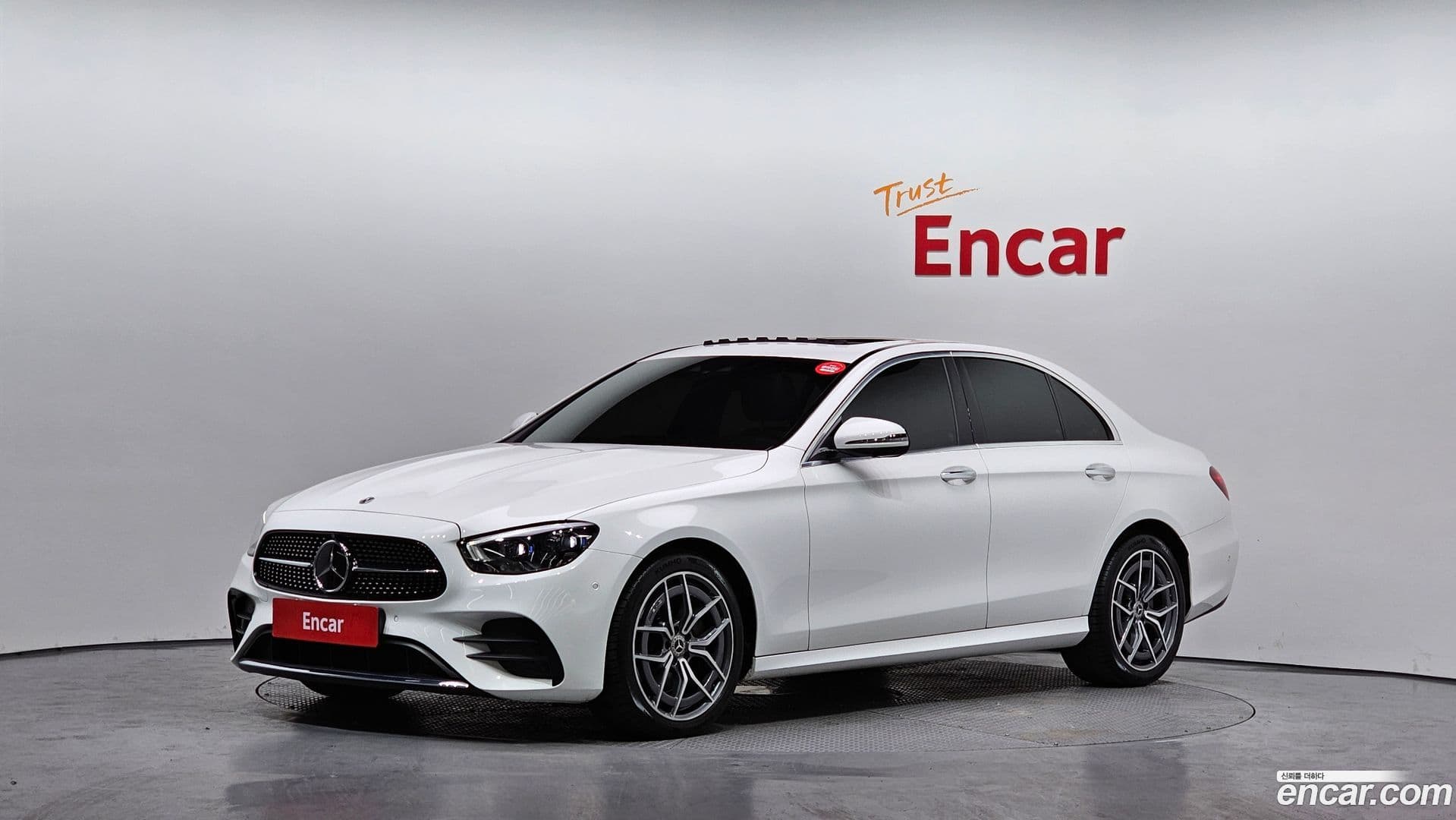 Main__Slider__Photo:E-Class Mercedes-Benz 2022.4-0