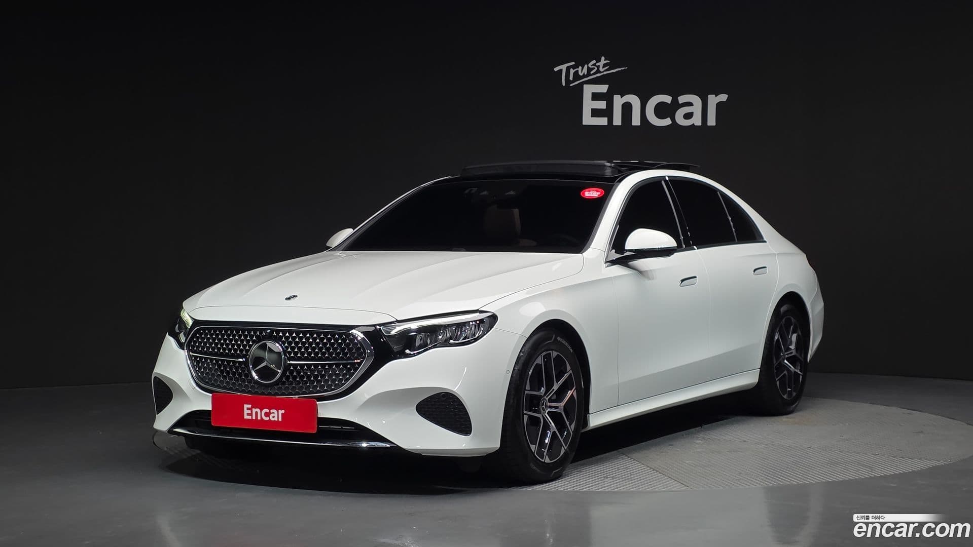 Main__Slider__Photo:E-Class Mercedes-Benz 2025.0-0