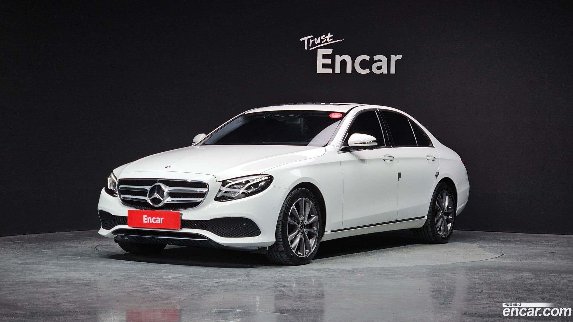 Main__Slider__Photo:E-Class Mercedes-Benz 2019.1-0