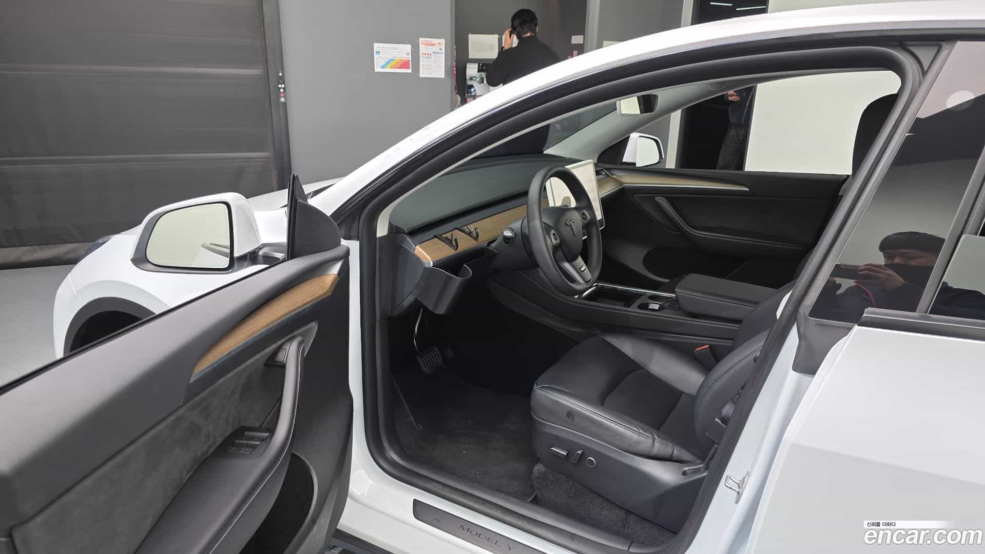 Model Y Tesla 2023.9-INNER-010