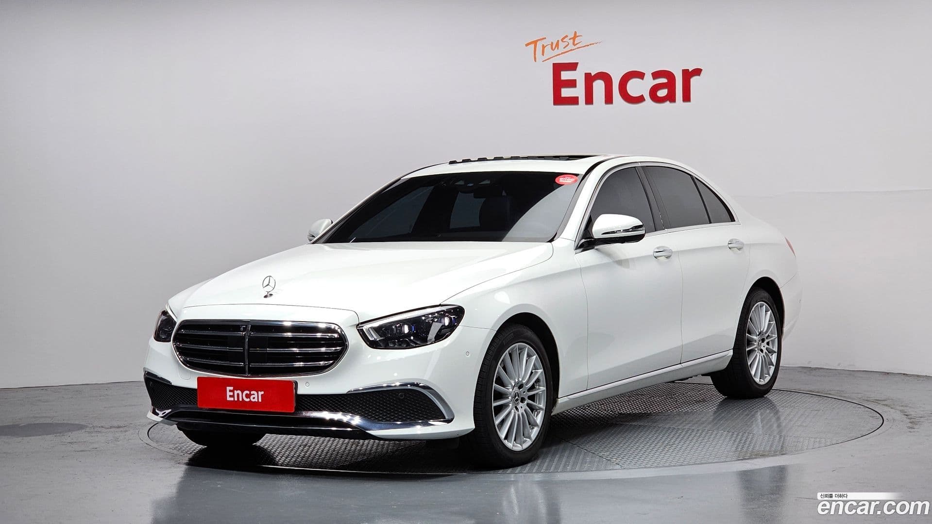 Main__Slider__Photo:E-Class Mercedes-Benz 2022.8-0