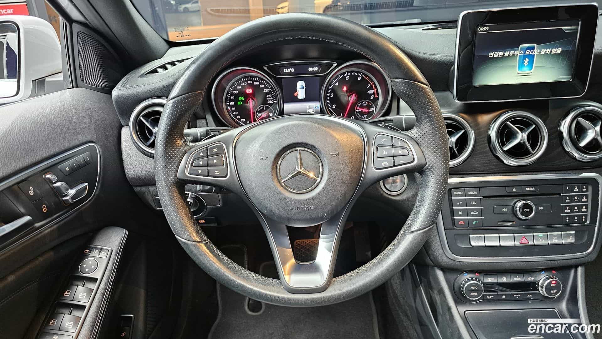 GLA-Class Mercedes-Benz 2017.9-OPTION-017