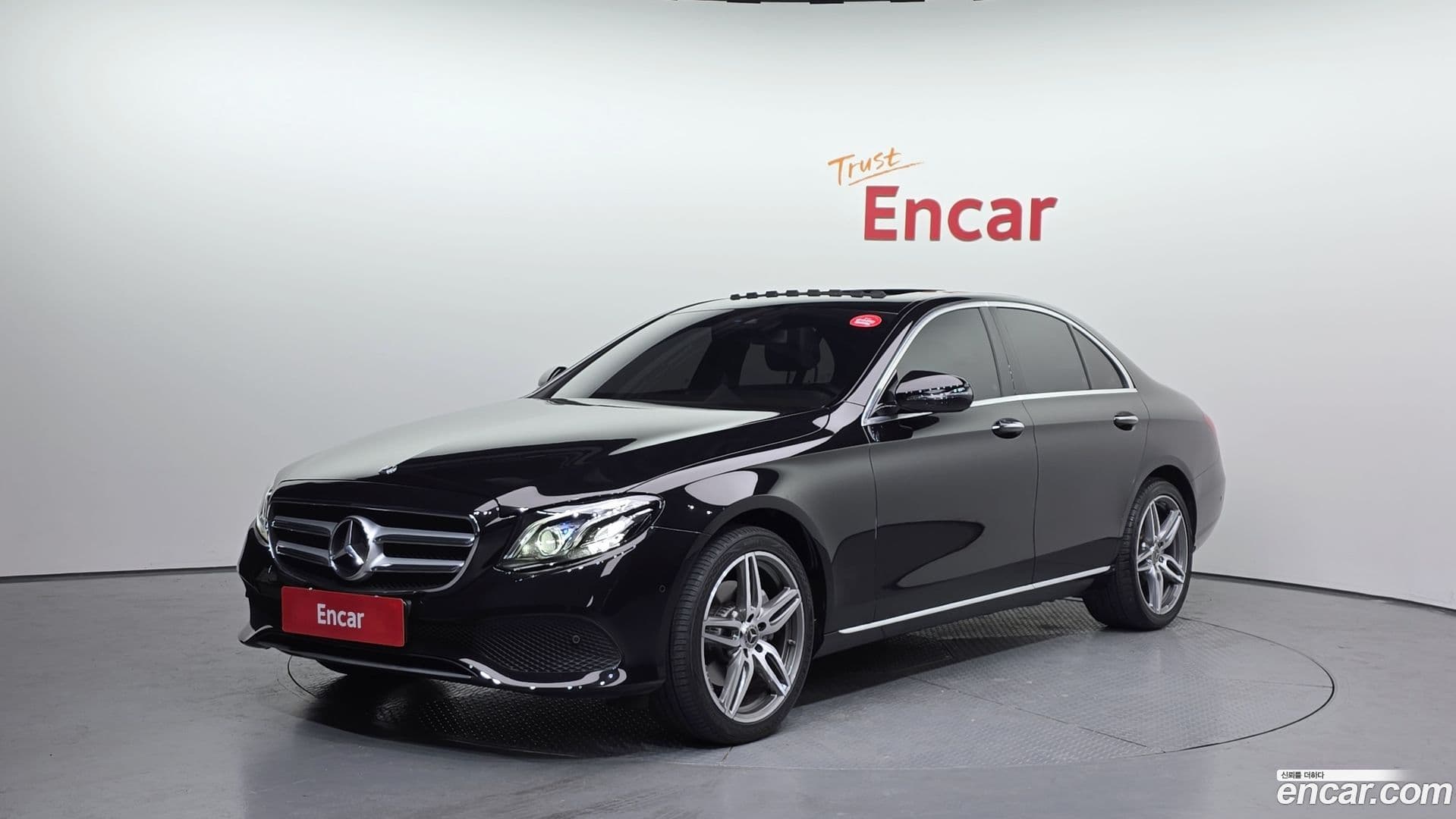 Main__Slider__Photo:E-Class Mercedes-Benz 2019.8-0