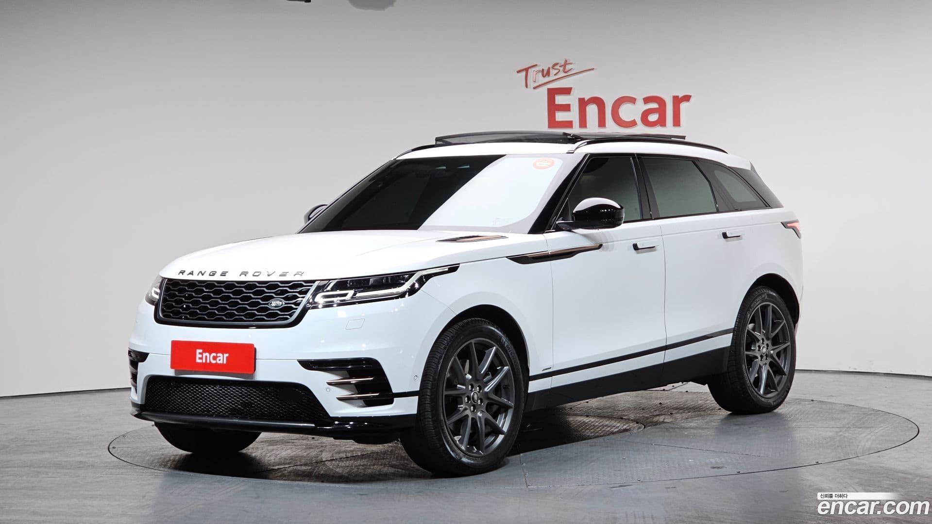 Main__Slider__Photo:Range Rover Velar Land Rover 2021.11-0