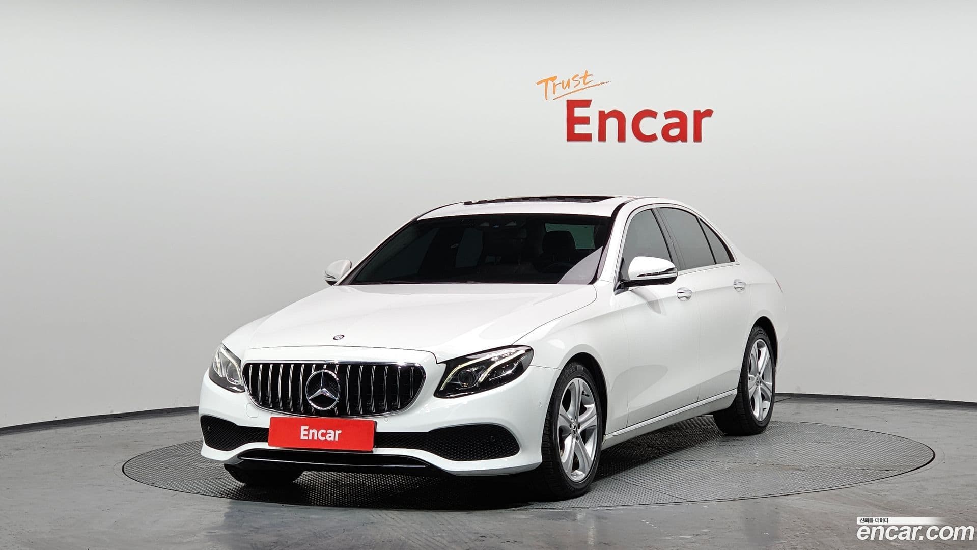 Main__Slider__Photo:E-Class Mercedes-Benz 2017.3-0