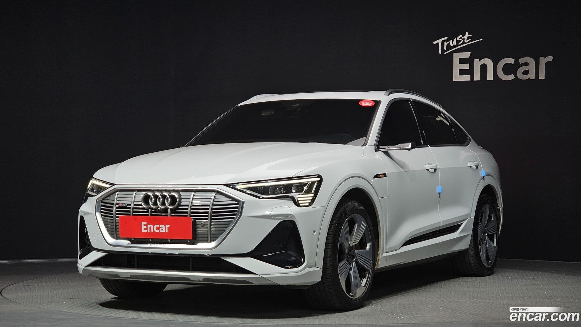 Main__Slider__Photo:e-tron Audi 2022.6-0