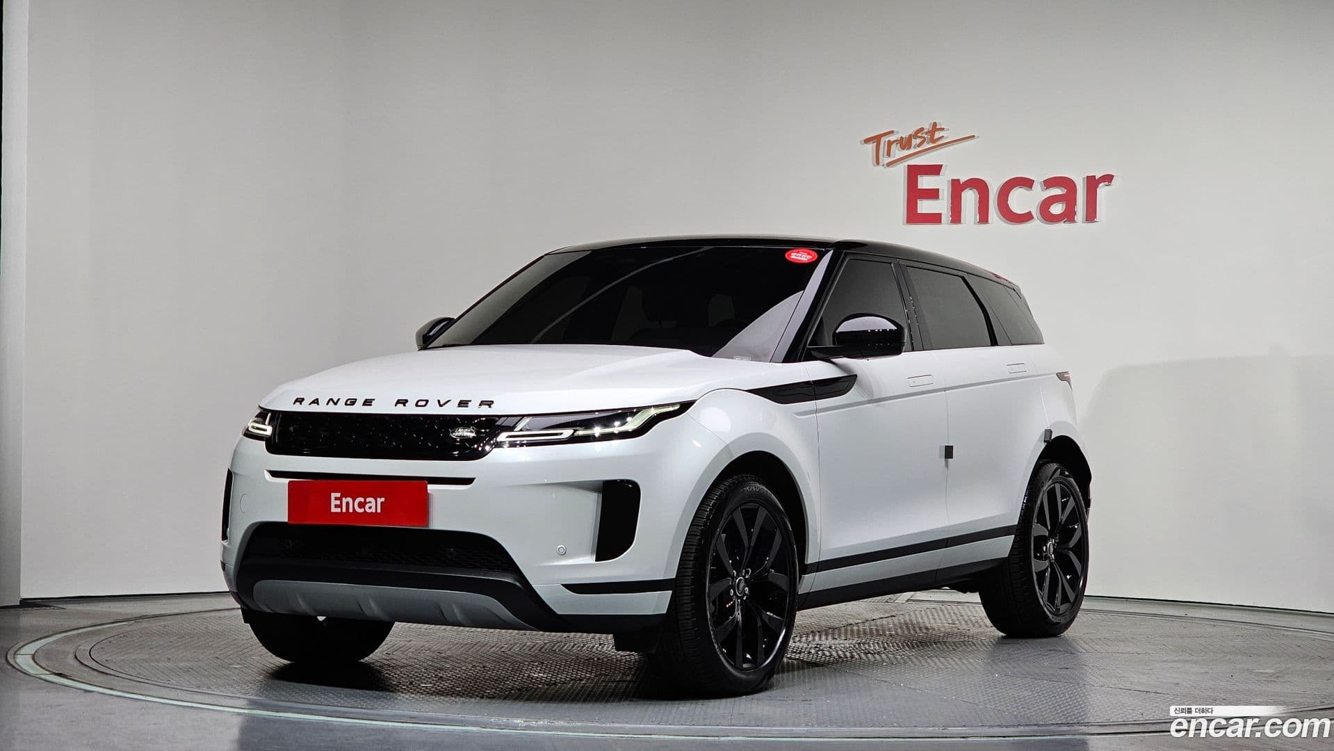 Main__Slider__Photo:Range Rover Evoque Land Rover 2023.8-0