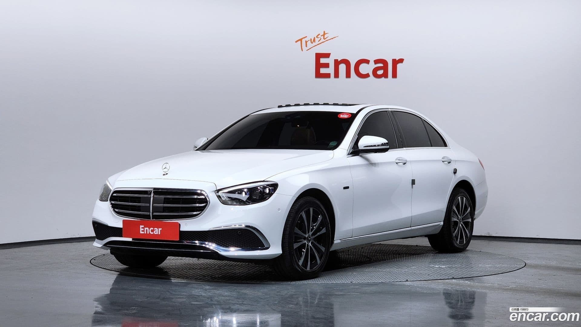 Main__Slider__Photo:E-Class Mercedes-Benz 2020.11-0