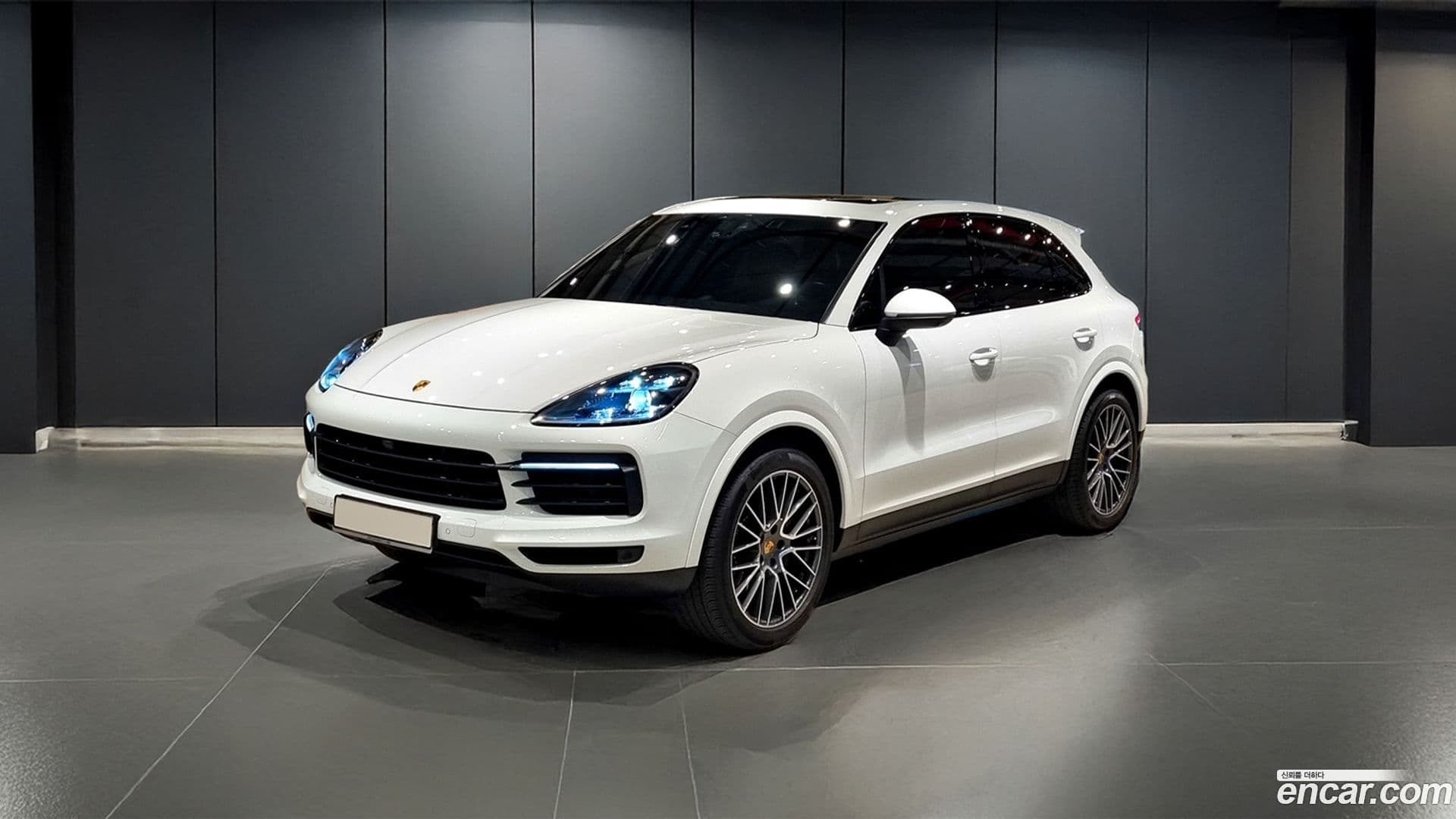 Main__Slider__Photo:Cayenne Porsche 2020.3-0