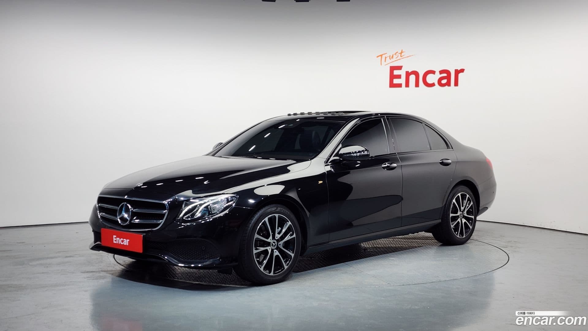 Main__Slider__Photo:E-Class Mercedes-Benz 2020.5-0