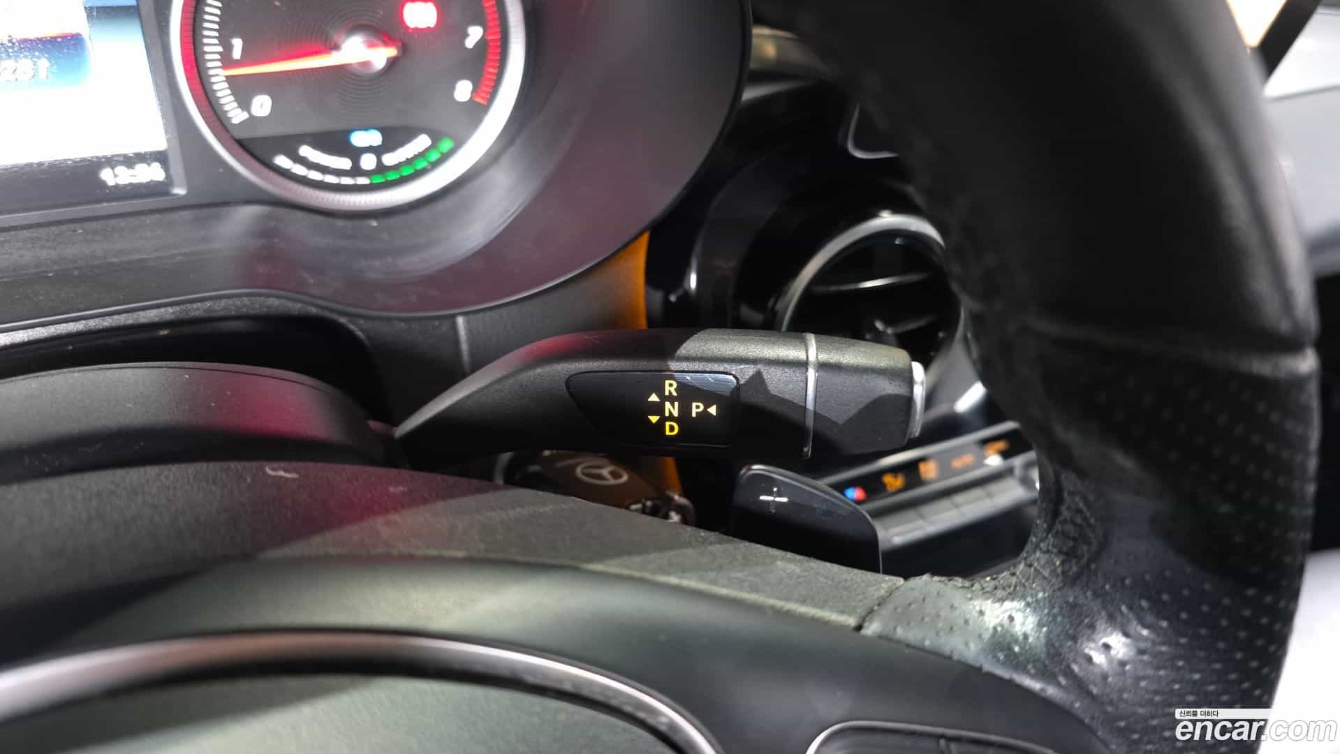 GLC-Class Mercedes-Benz 2019.4-INNER-009