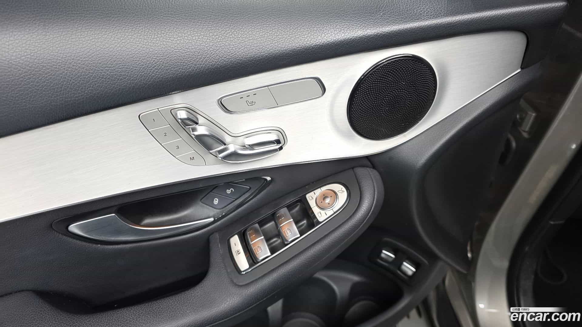 GLC-Class Mercedes-Benz 2019.4-OPTION-021