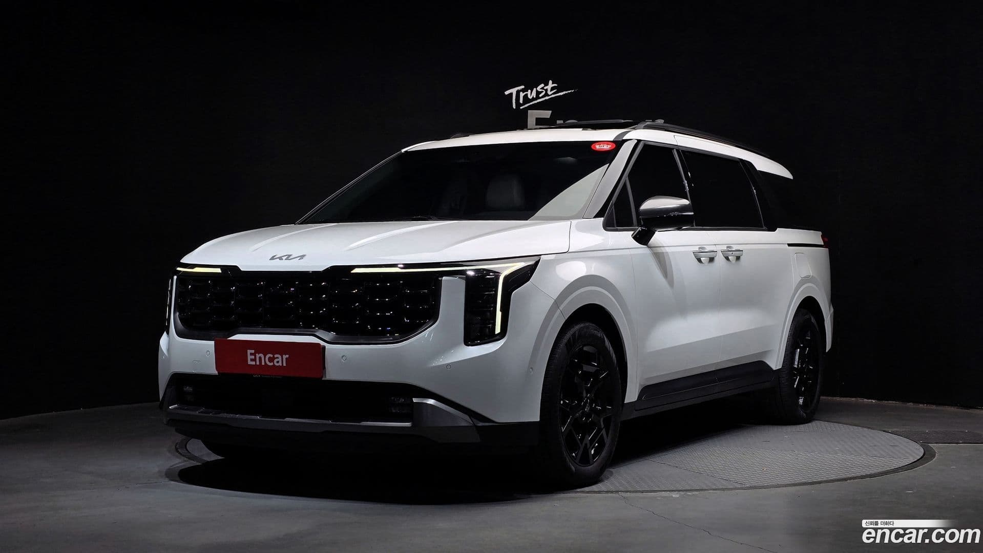 Main__Slider__Photo:Canival Kia 2025.1-0
