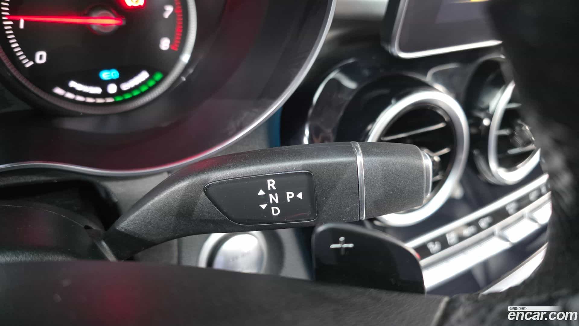 GLC-Class Mercedes-Benz 2018.10-INNER-009