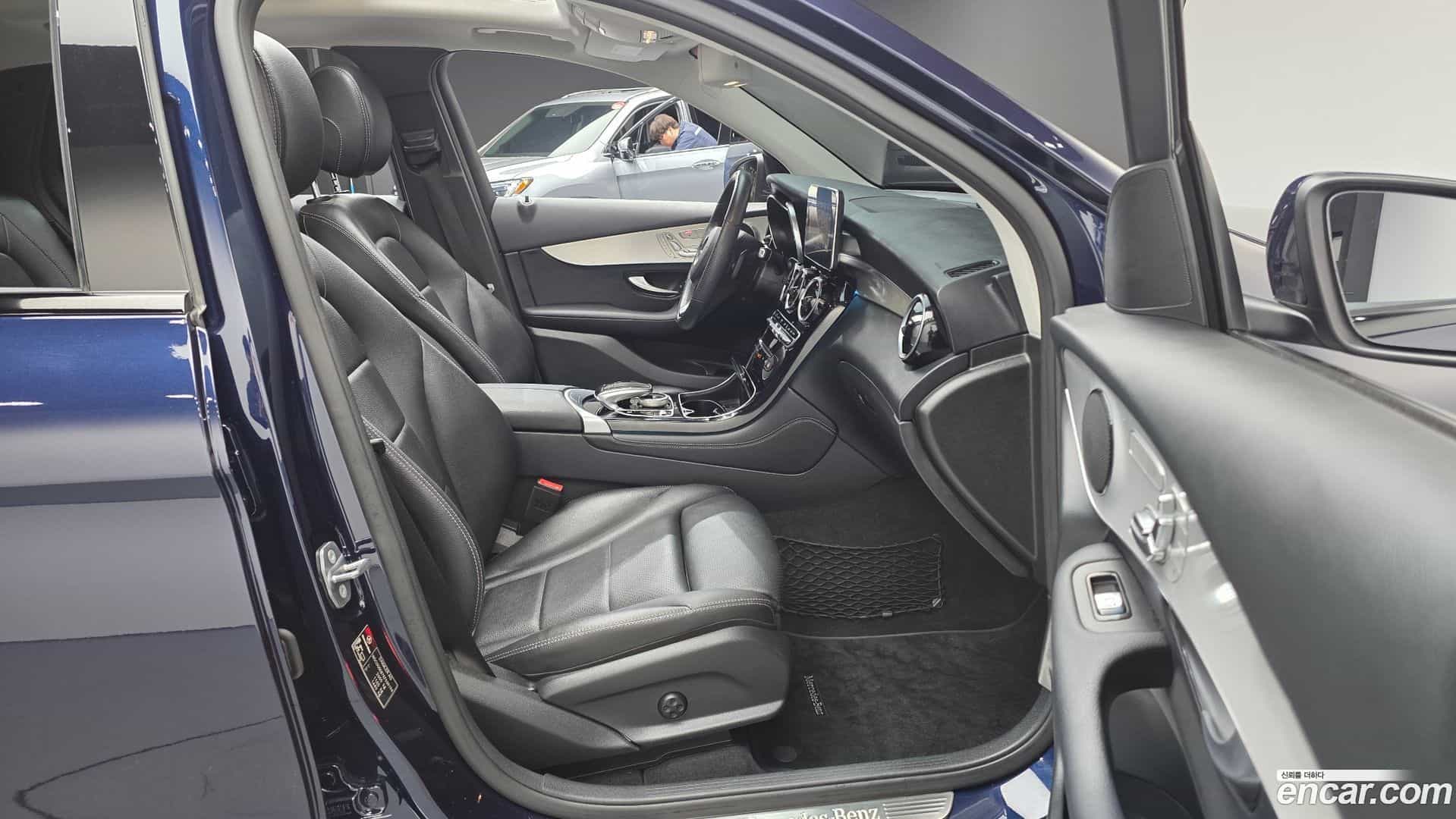 GLC-Class Mercedes-Benz 2018.10-INNER-010