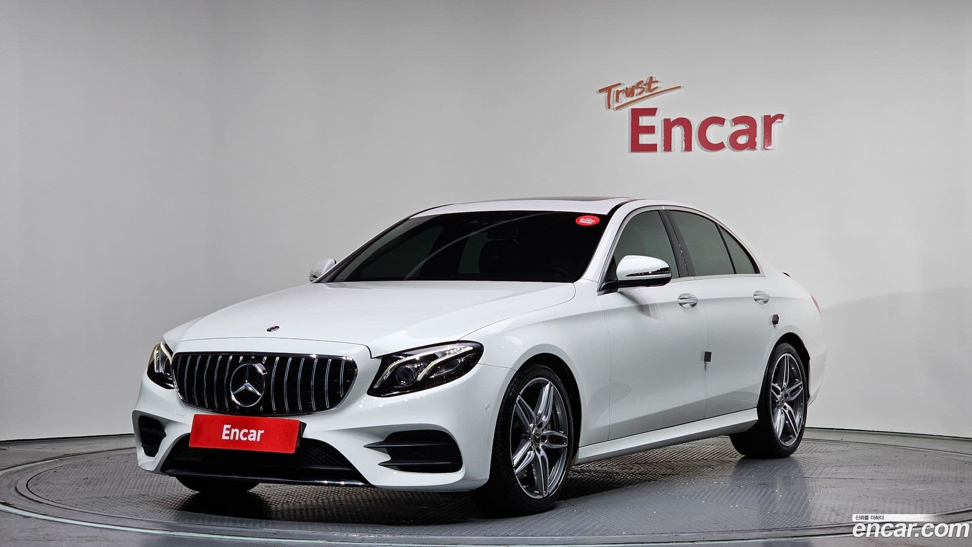 Main__Slider__Photo:E-Class Mercedes-Benz 2019.2-0