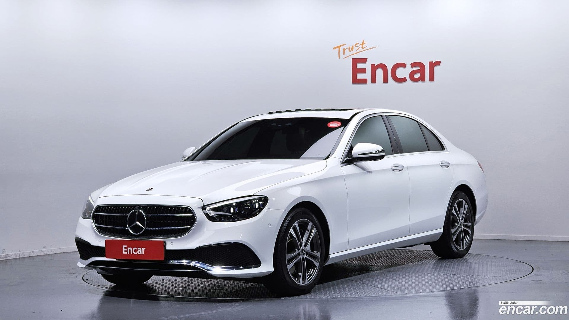 Main__Slider__Photo:E-Class Mercedes-Benz 2022.4-0