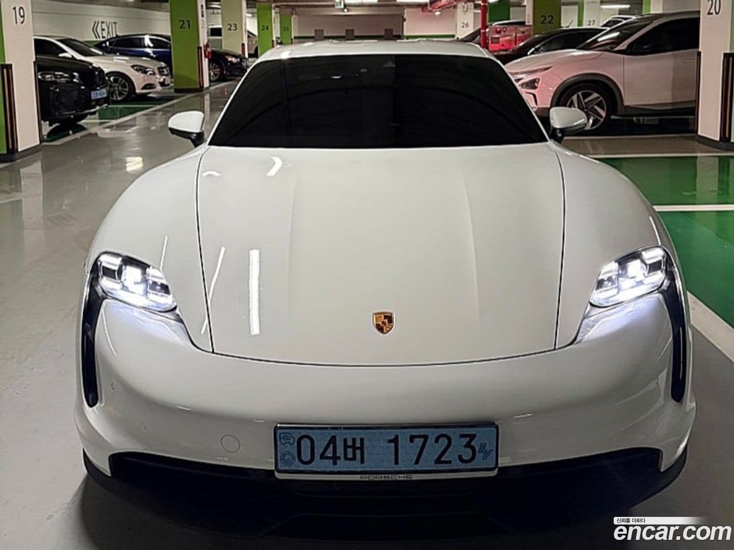 Main__Slider__Photo:Taycan Porsche 2021.10-0