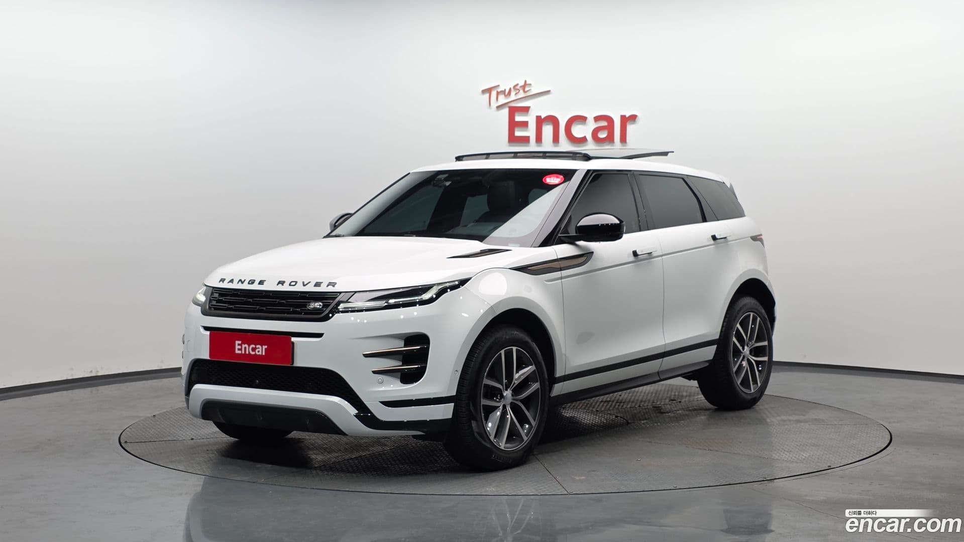 Main__Slider__Photo:Range Rover Evoque Land Rover 2024.8-0