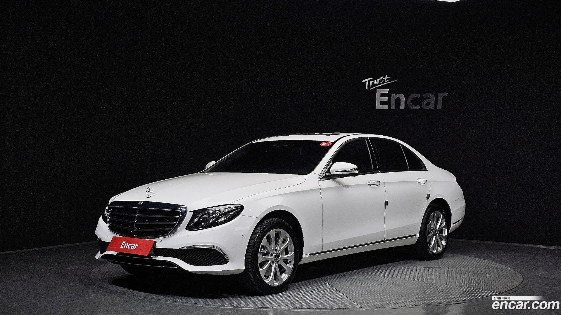 Main__Slider__Photo:E-Class Mercedes-Benz 2018.4-0