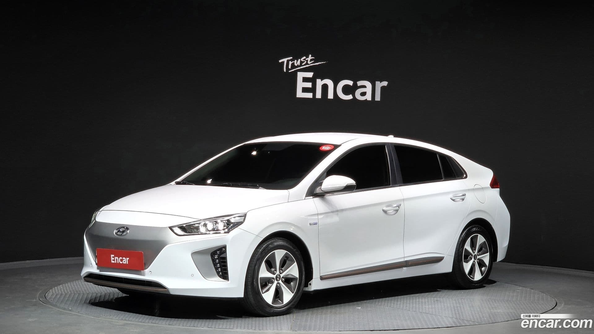 Main__Slider__Photo:Ioniq Hyundai 2017.3-0