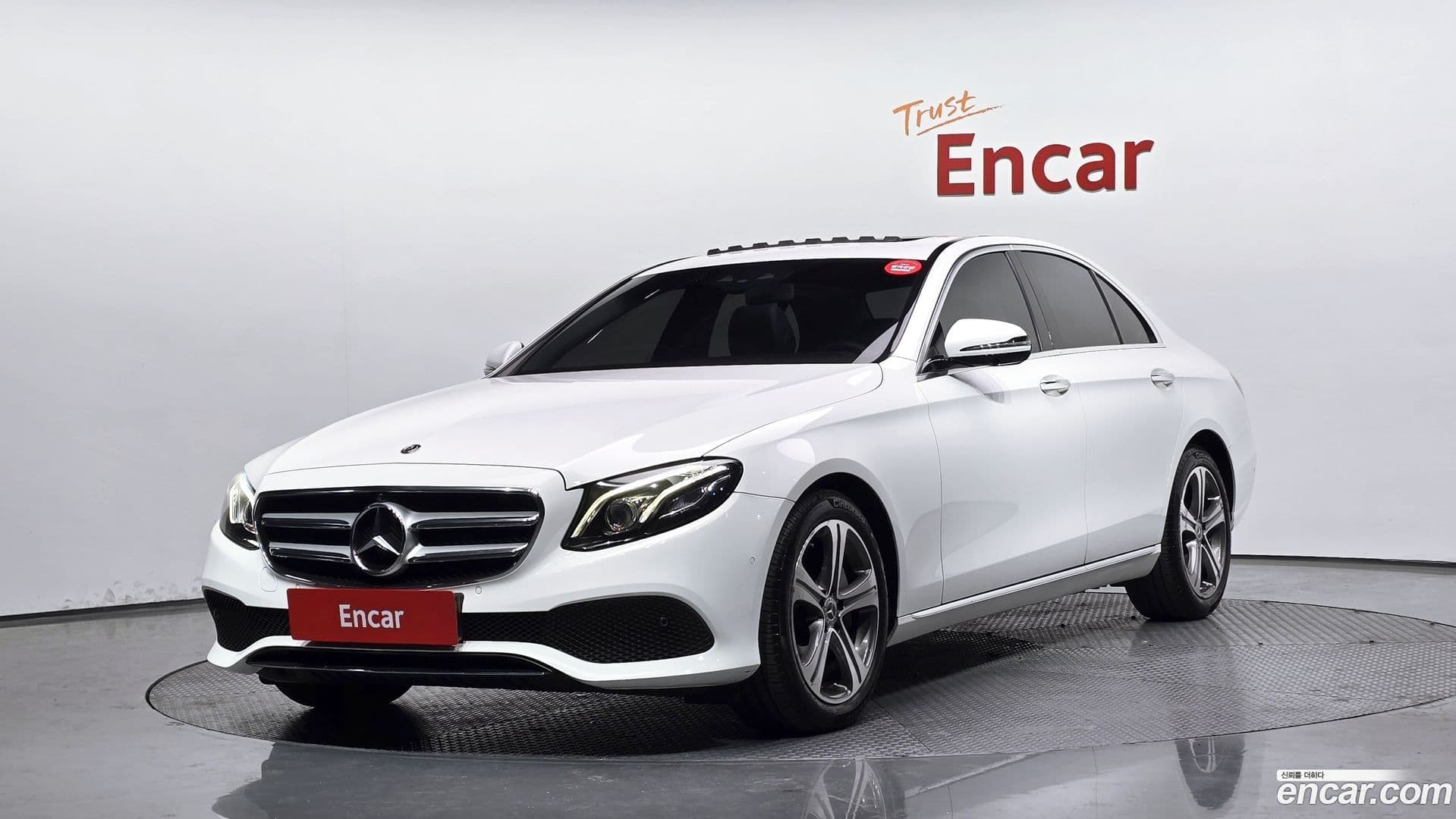 Main__Slider__Photo:E-Class Mercedes-Benz 2017.10-0