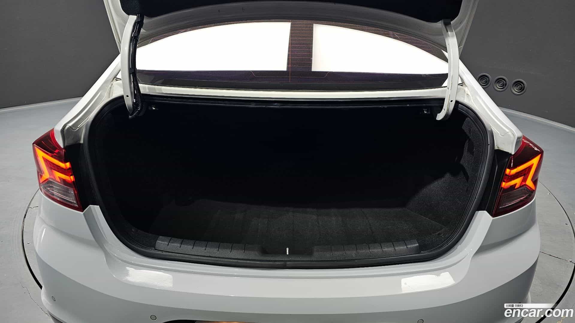 AVANTE Hyundai 2018.9-OPTION-024