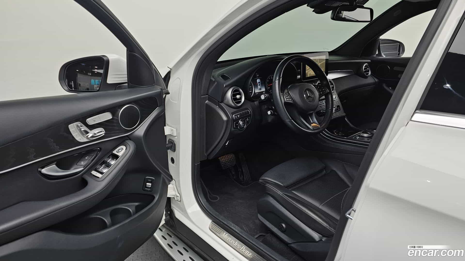 GLC-Class Mercedes-Benz 2019.4-INNER-010