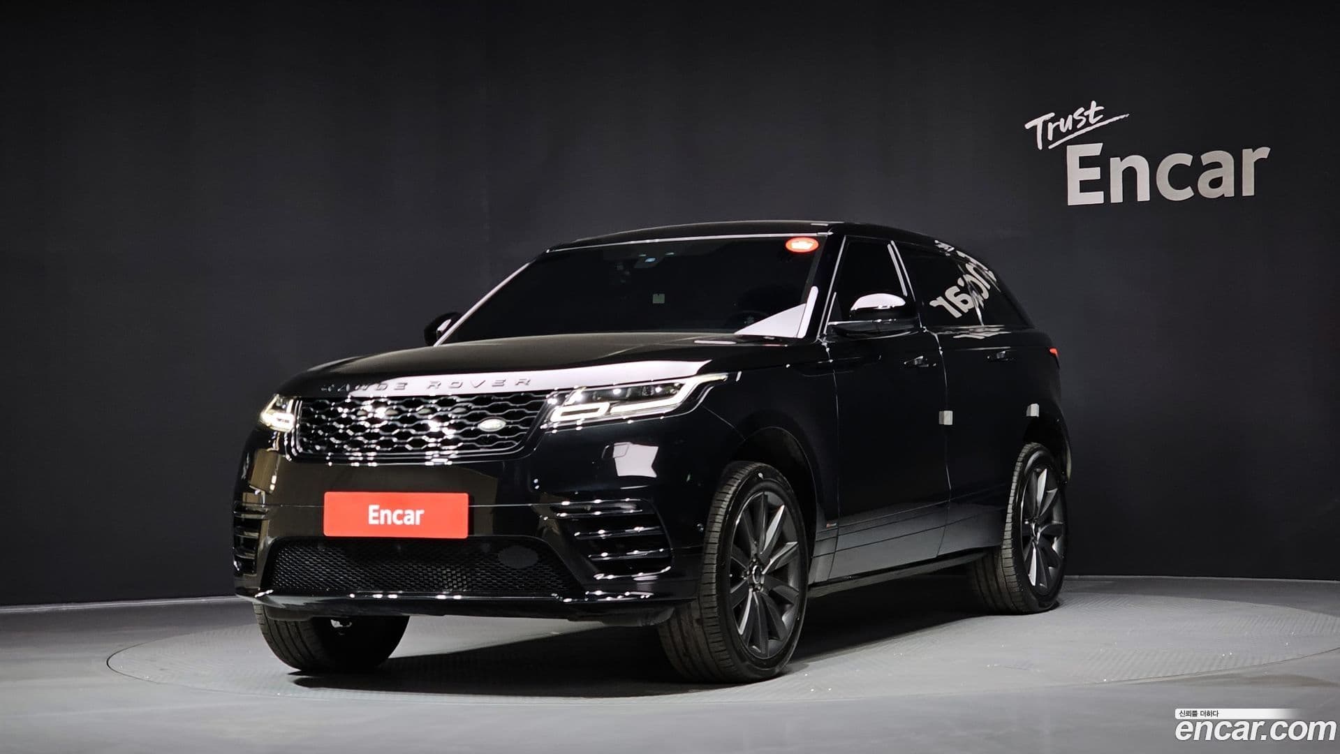 Main__Slider__Photo:Range Rover Velar Land Rover 2018.11-0