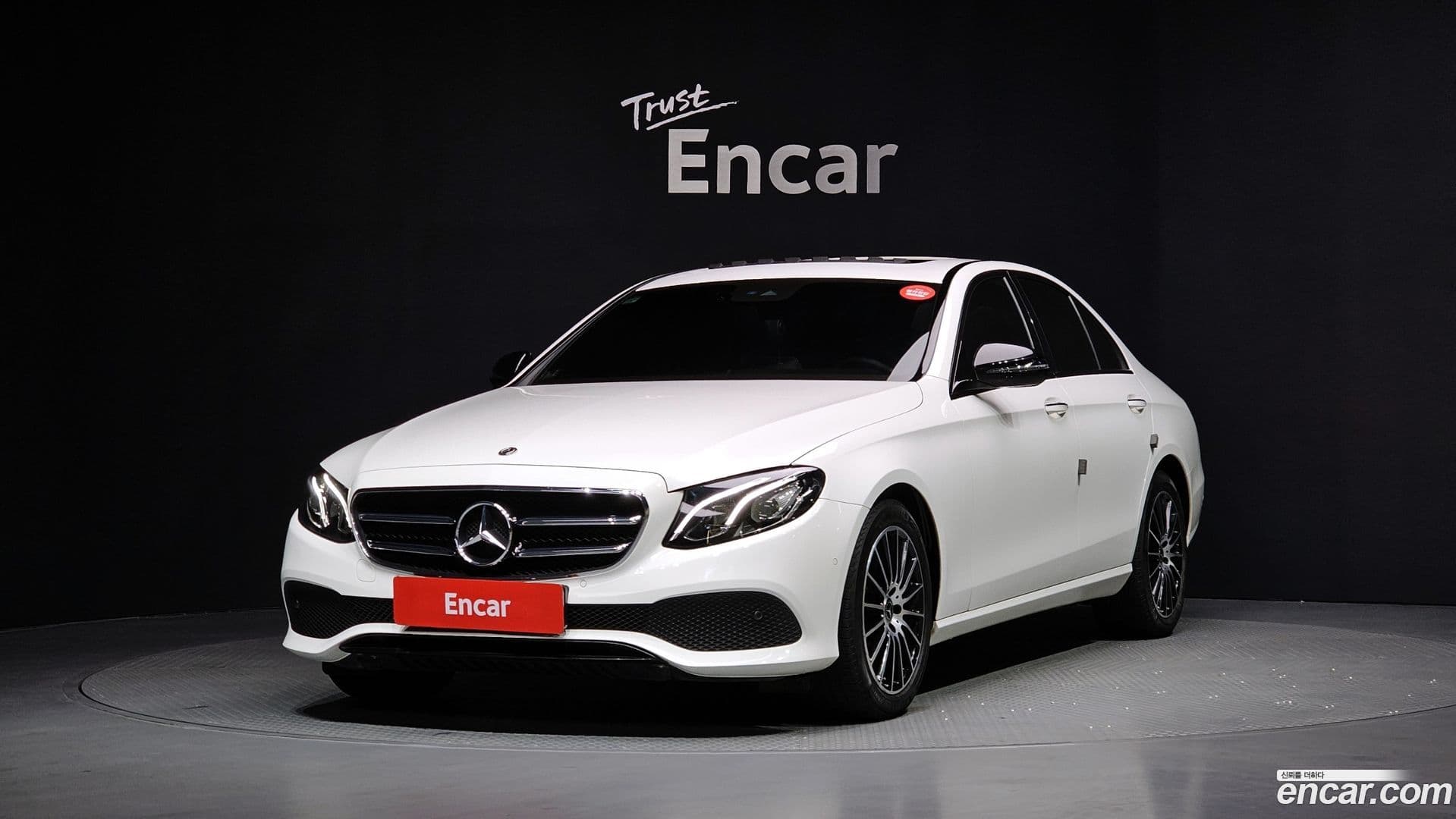 Main__Slider__Photo:E-Class Mercedes-Benz 2020.4-0