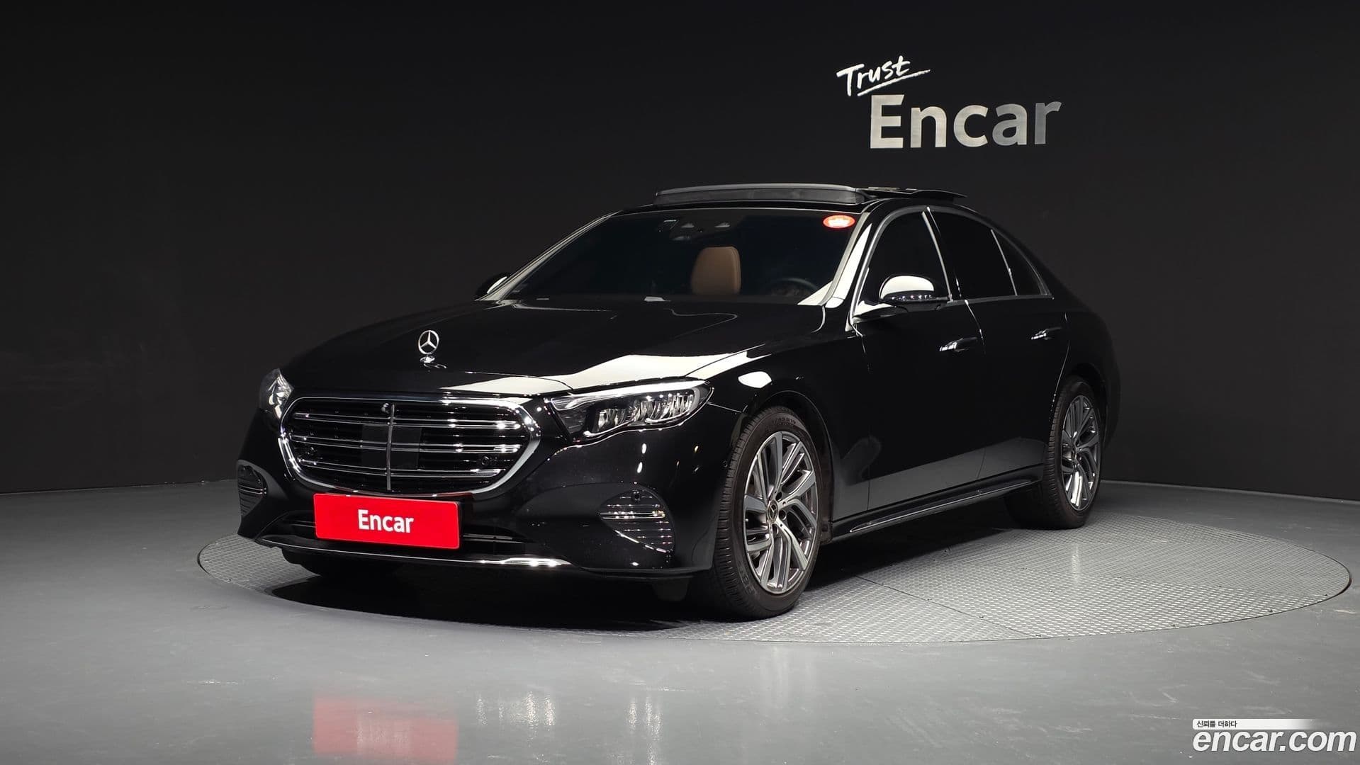 Main__Slider__Photo:E-Class Mercedes-Benz 2024.9-0