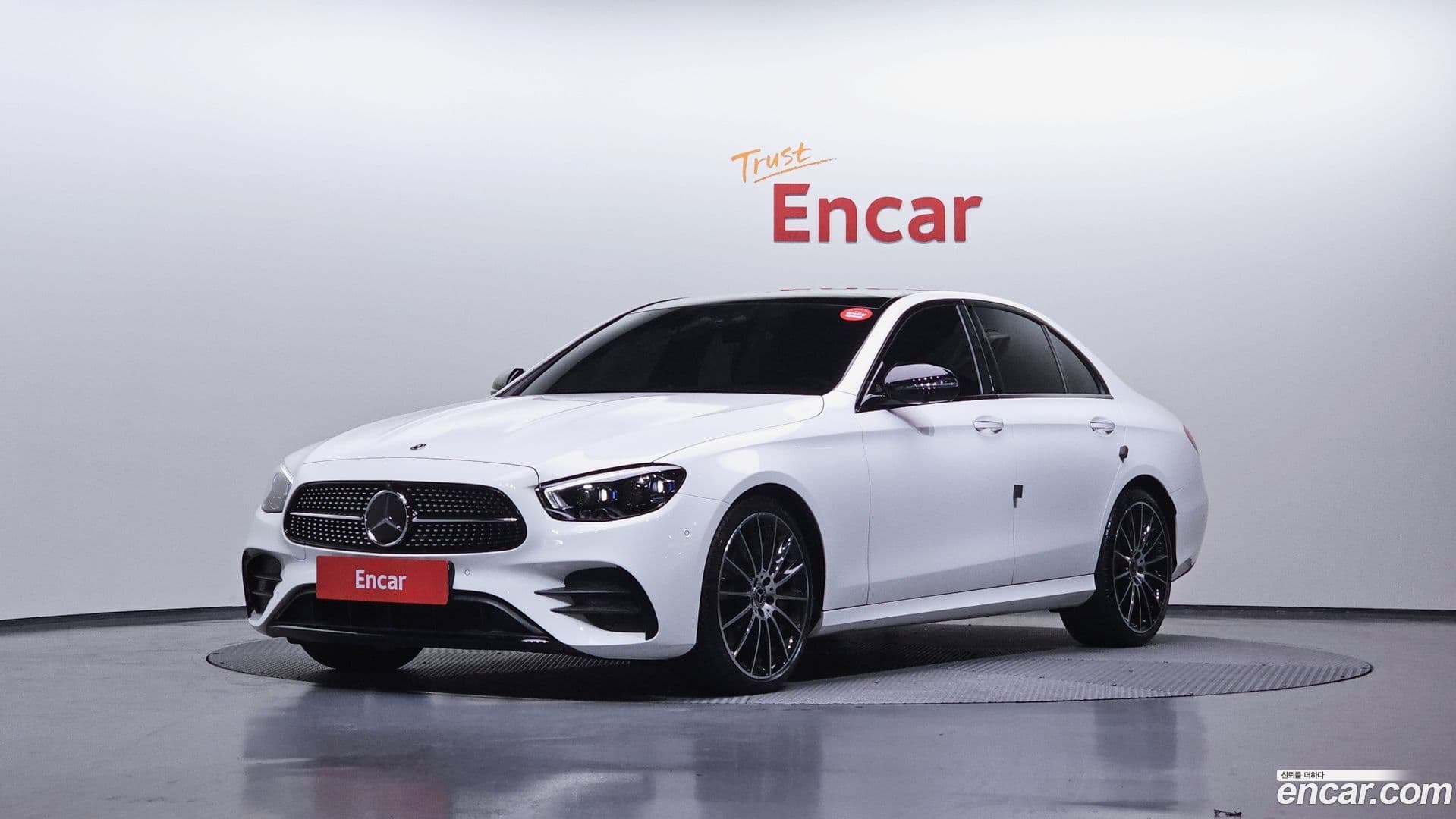 Main__Slider__Photo:E-Class Mercedes-Benz 2023.4-0
