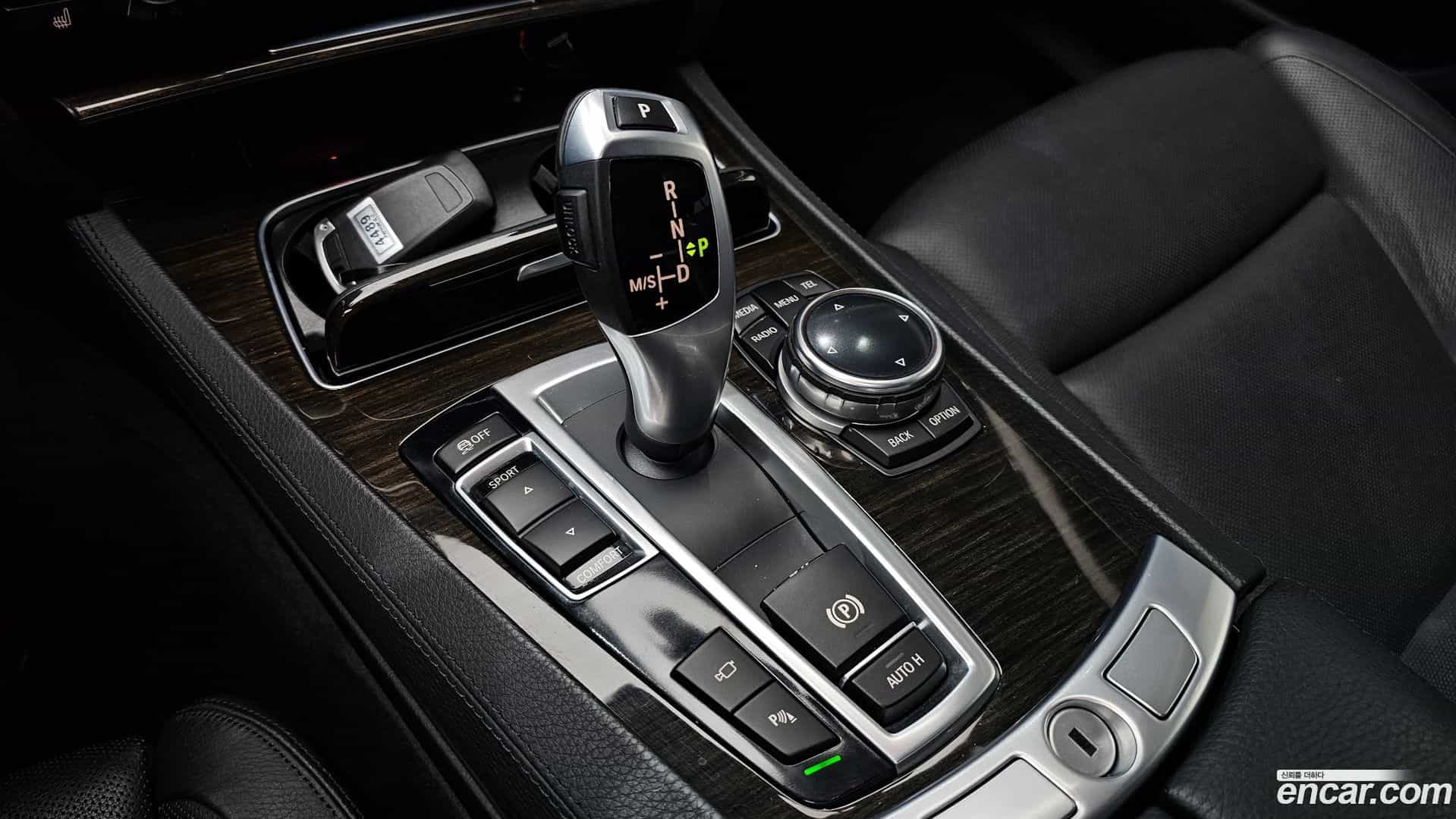 7-Series BMW 2014.8-INNER-009