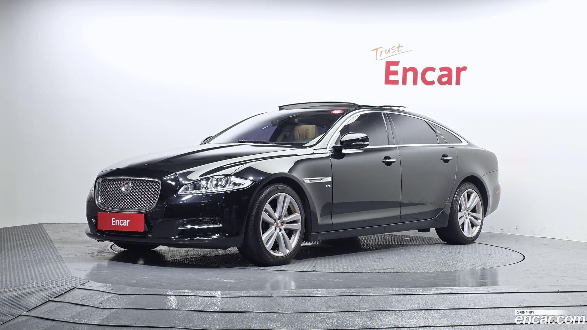 Main__Slider__Photo:XJ Jaguar 2015.6-0