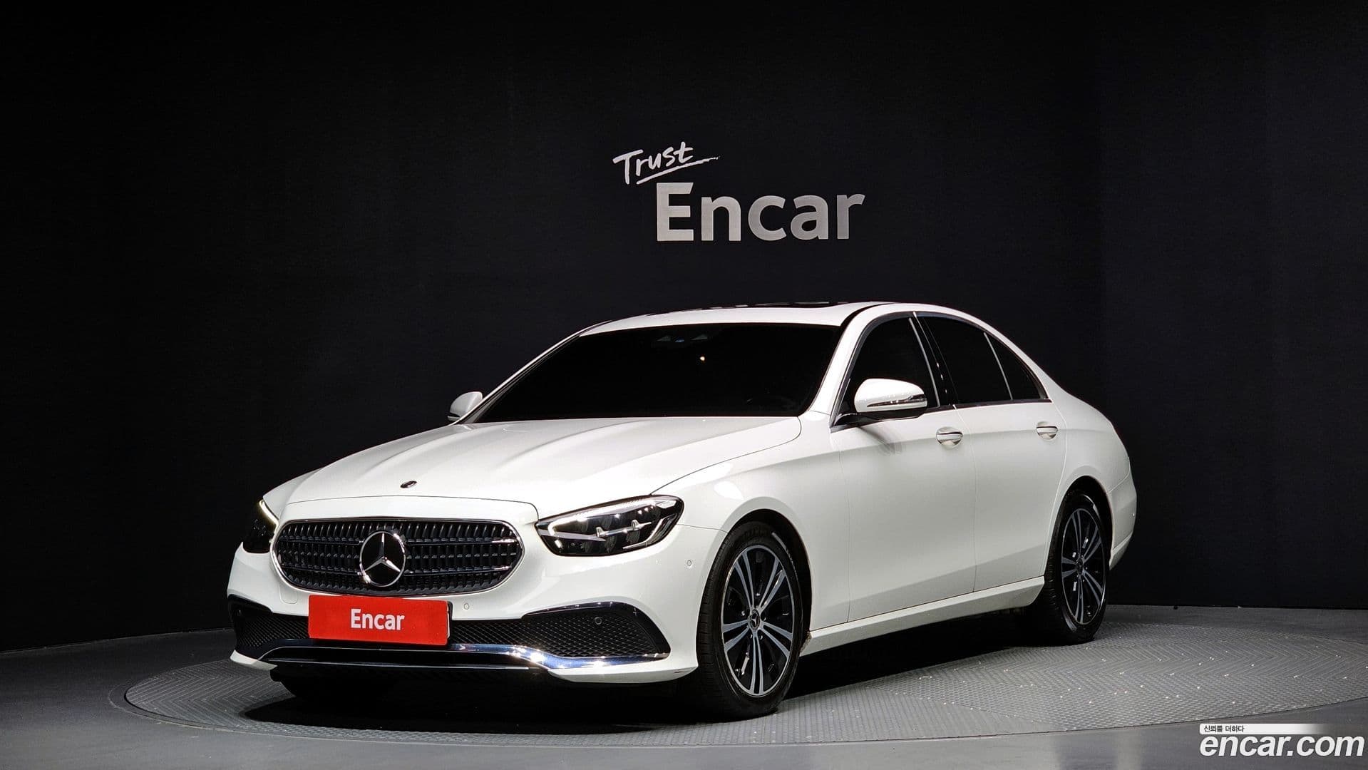 Main__Slider__Photo:E-Class Mercedes-Benz 2020.11-0