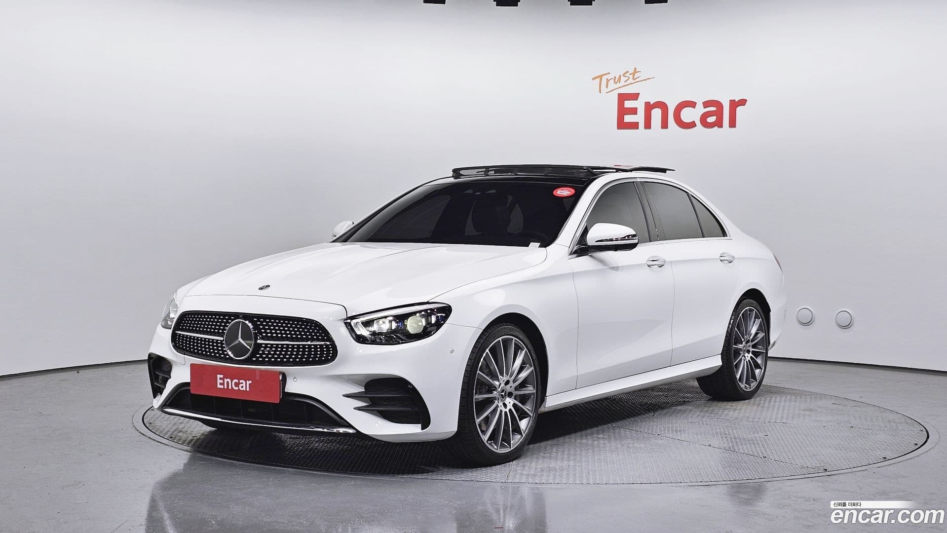 Main__Slider__Photo:E-Class Mercedes-Benz 2022.7-0