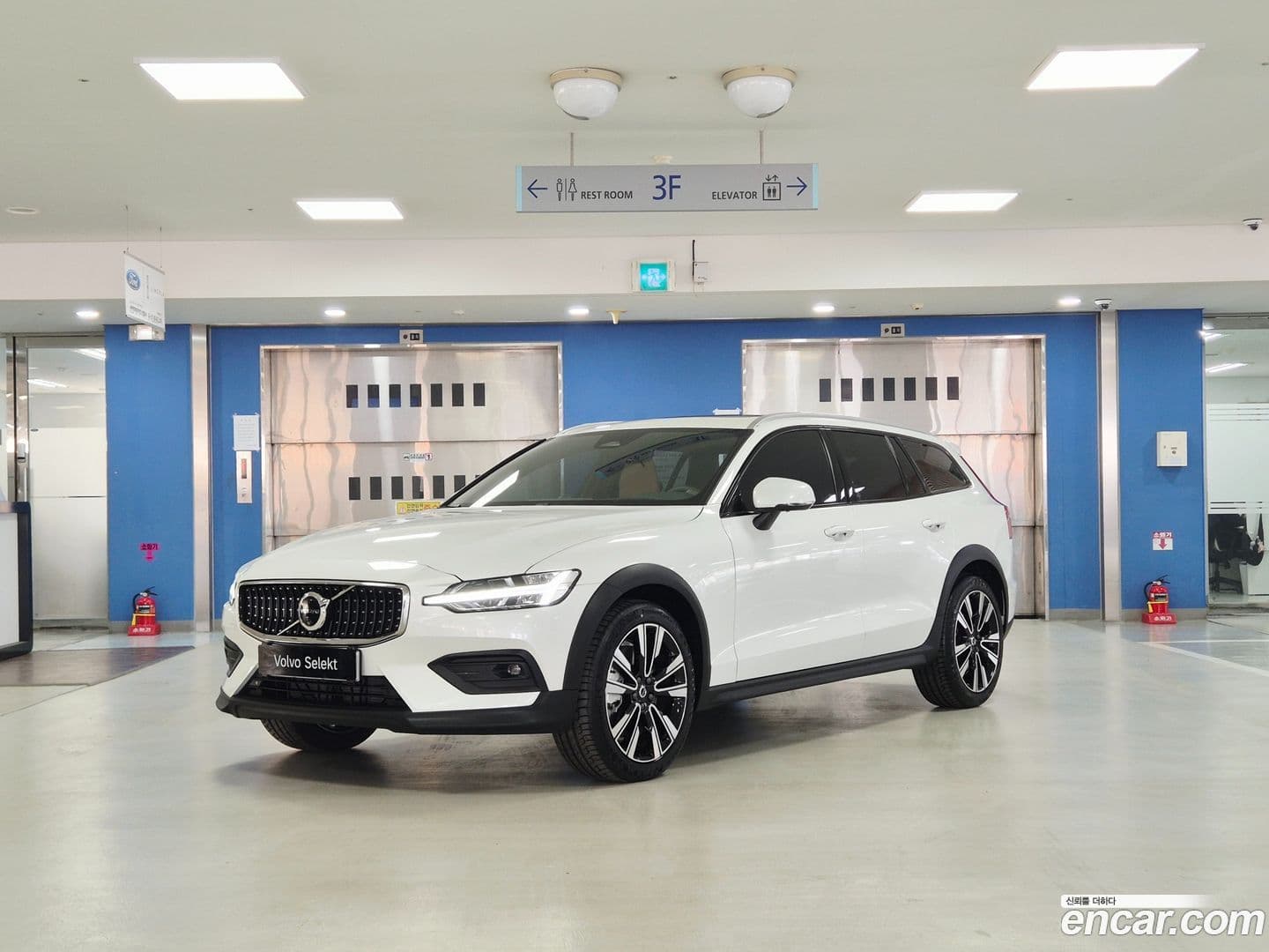 Main__Slider__Photo:V60 Volvo 2025.8-0