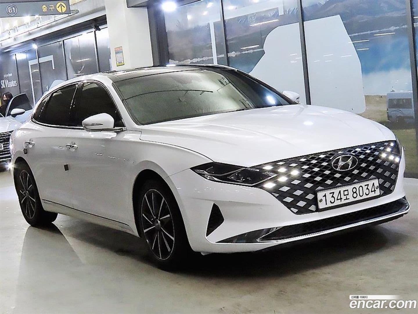 Main__Slider__Photo:Grandeur Hyundai 2019.10-0