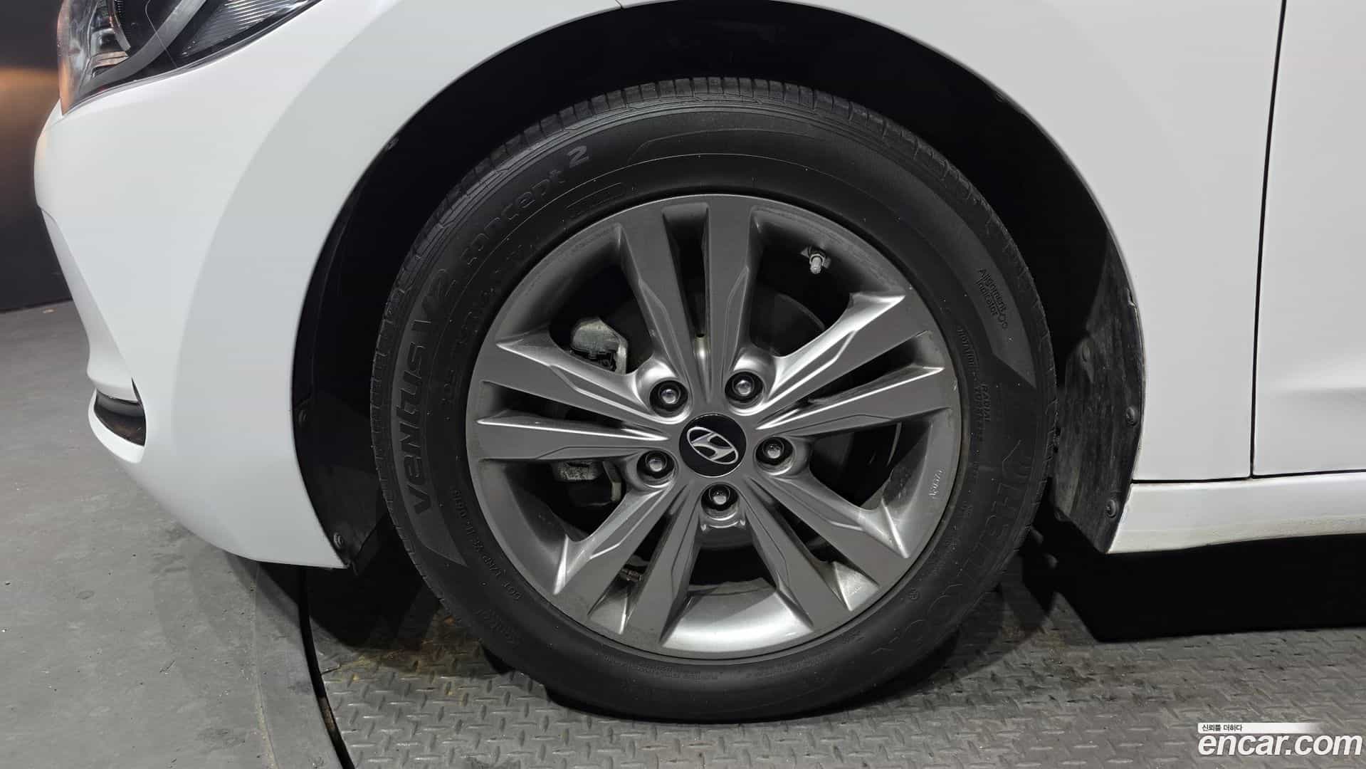 AVANTE Hyundai 2016.6-OUTER-005
