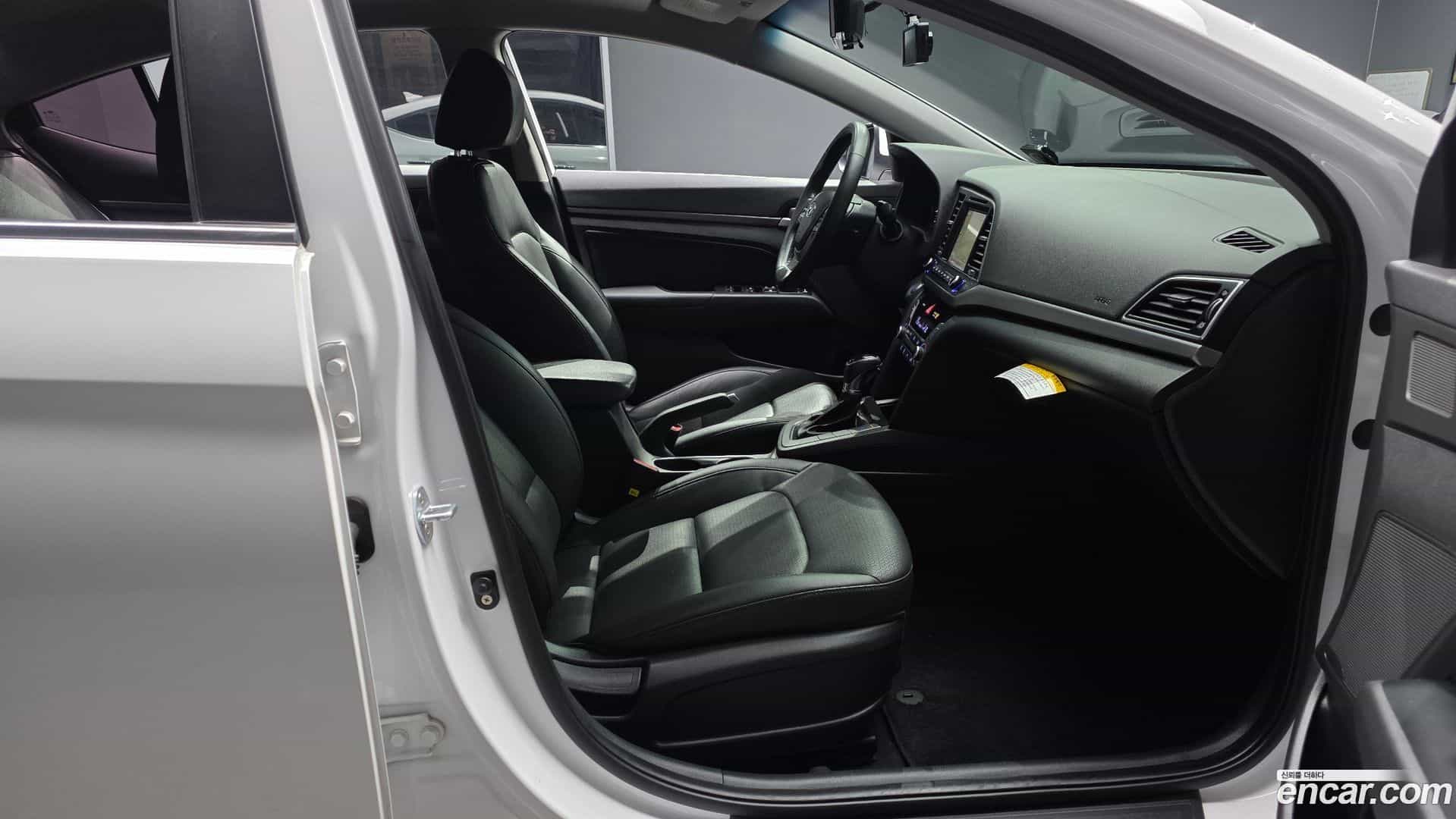 AVANTE Hyundai 2016.6-INNER-010