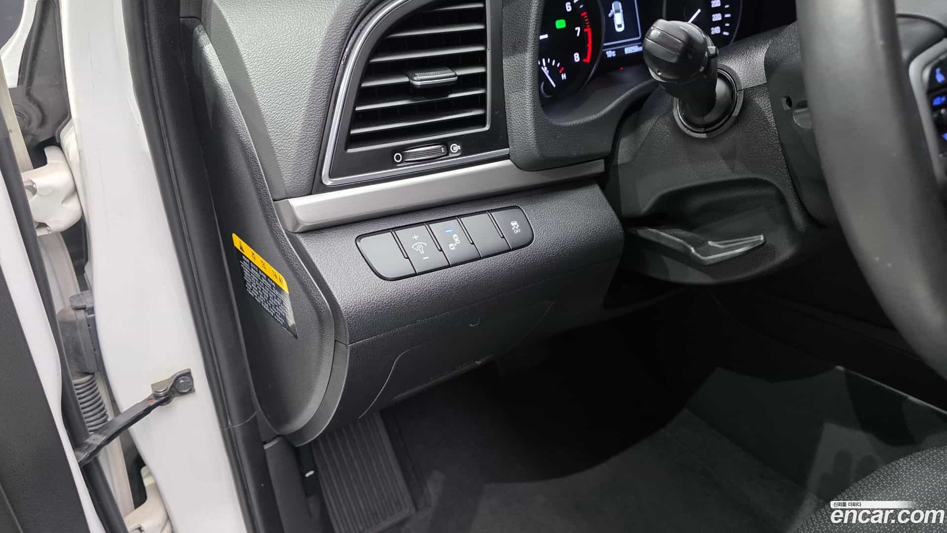 AVANTE Hyundai 2016.6-OPTION-021