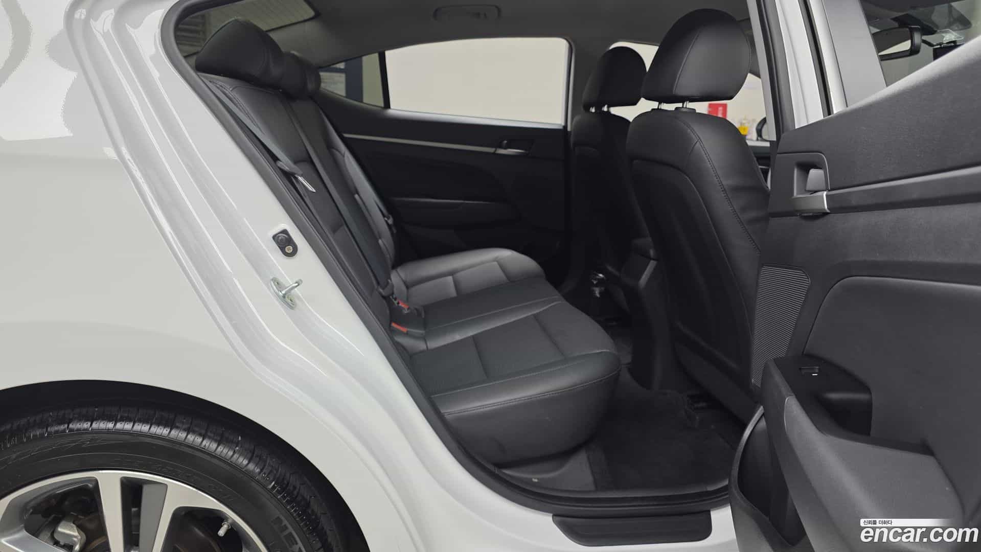 AVANTE Hyundai 2017.0-OPTION-016