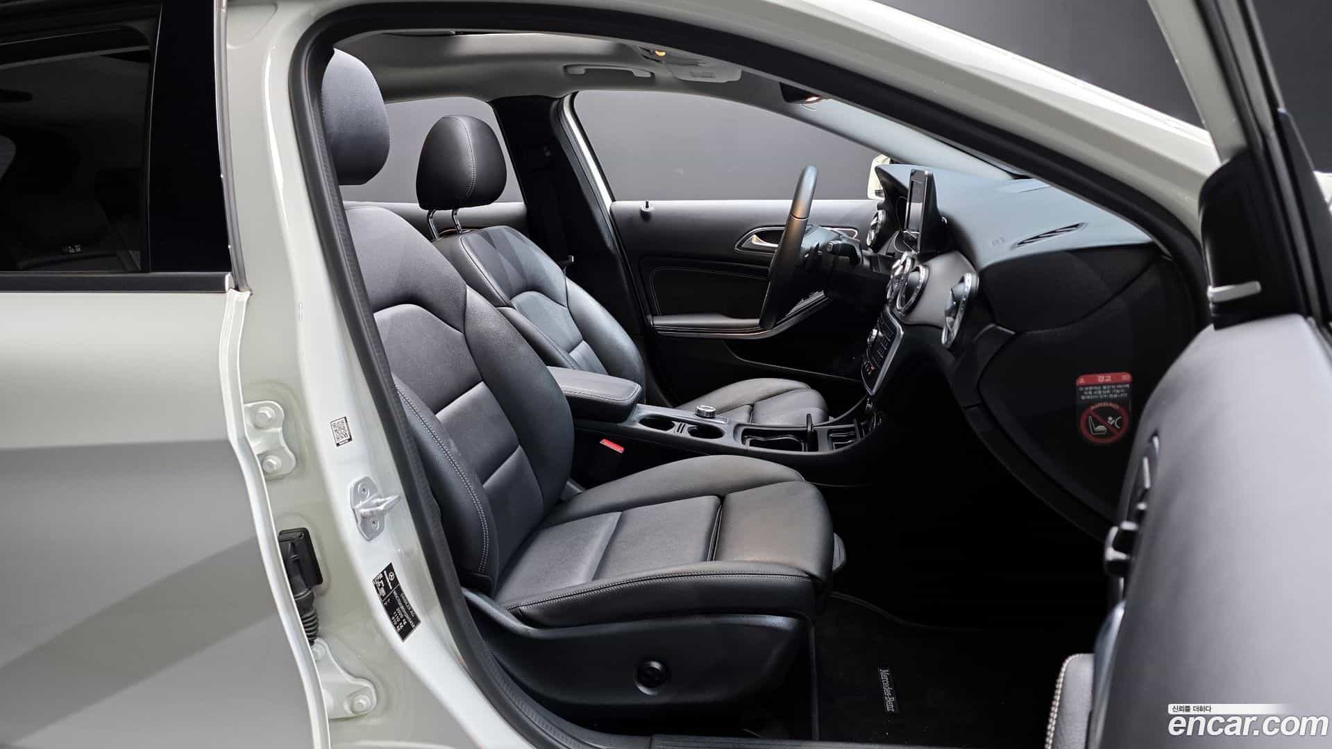 GLA-Class Mercedes-Benz 2017.3-INNER-010